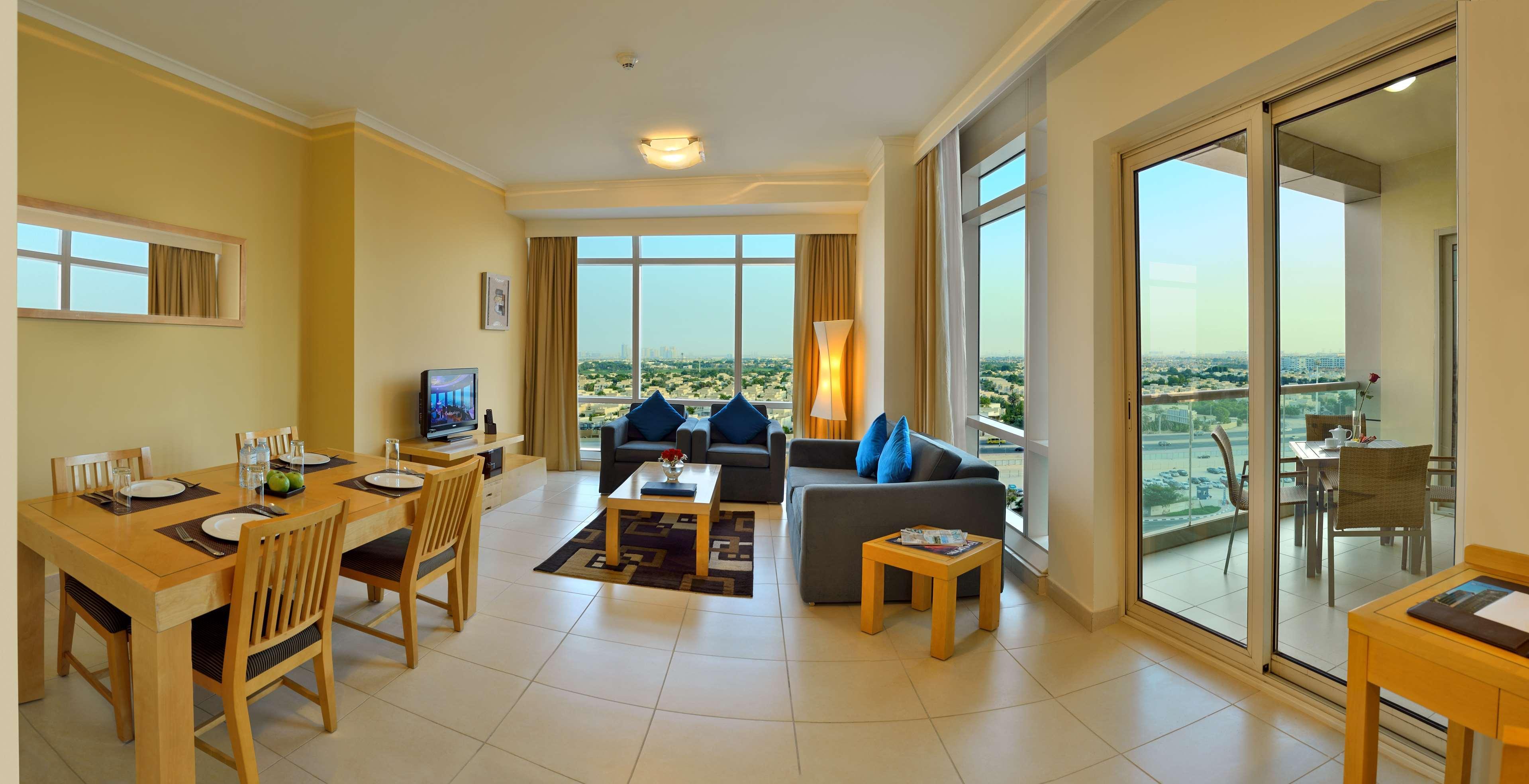 Oaks Liwa Heights Hotel Suites Дубай Екстериор снимка